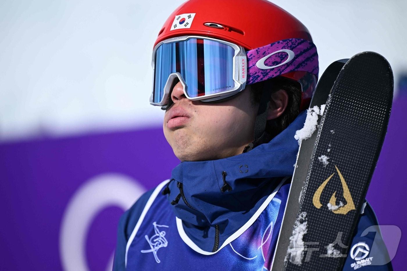 본문 이미지 - 한국 모굴스키 국가대표 정대윤이 12일(한국시간) 1차 결선 연기 후 아쉬워하고 있다. ⓒ AFP=뉴스1