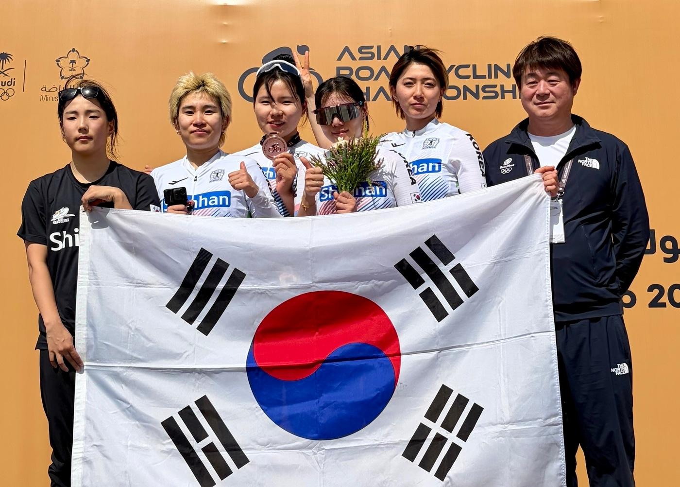 본문 이미지 - 아시아도로사이클선수권대회에서 동메달을 딴 신지은(가운데)이 기념촬영을 하고 있다.(대한사이클연맹 제공)