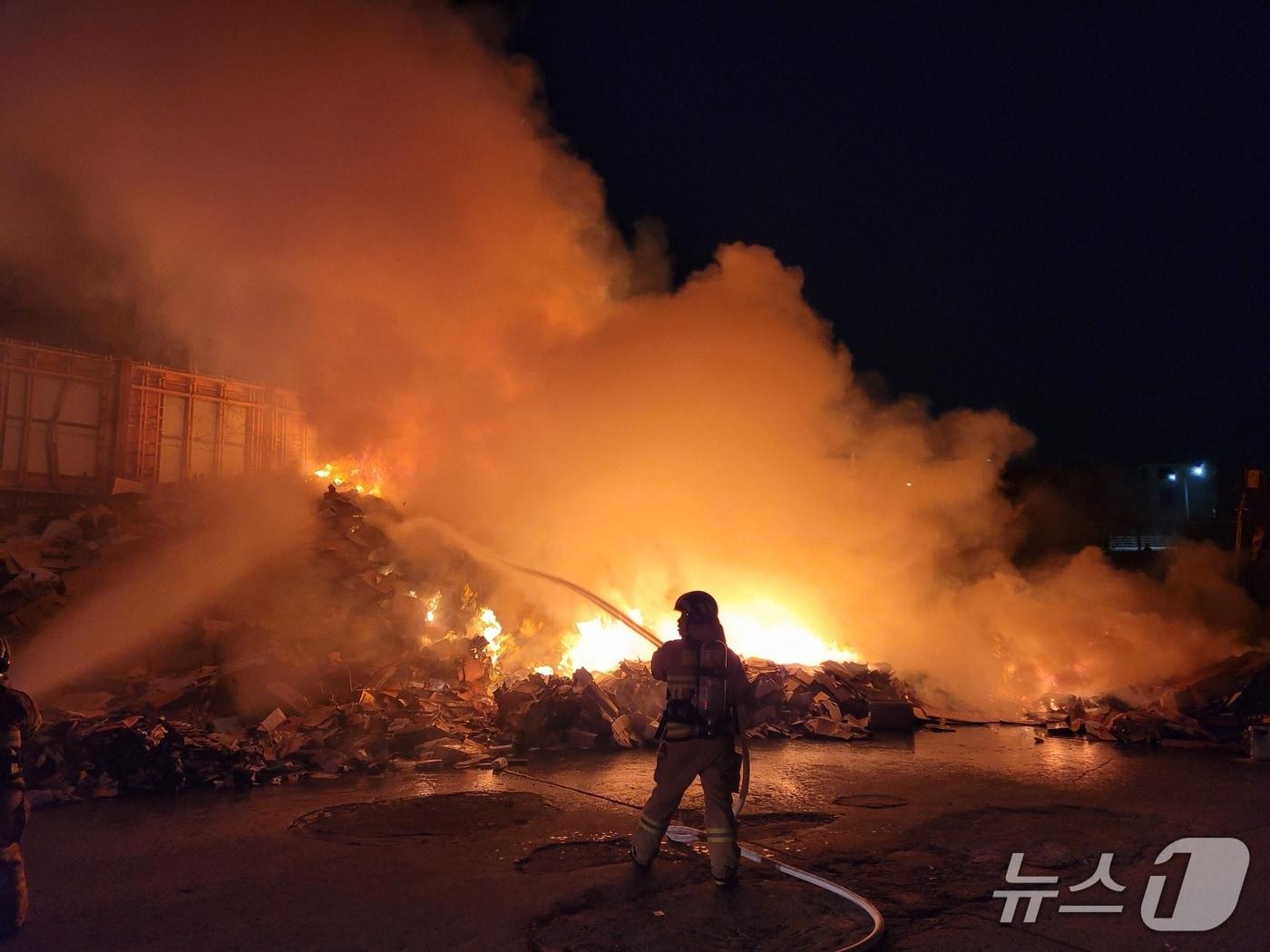 본문 이미지 - 쓰레기 처리장 화재 현장(제주소방안전본부 제공. 재판매 및 DB금지)