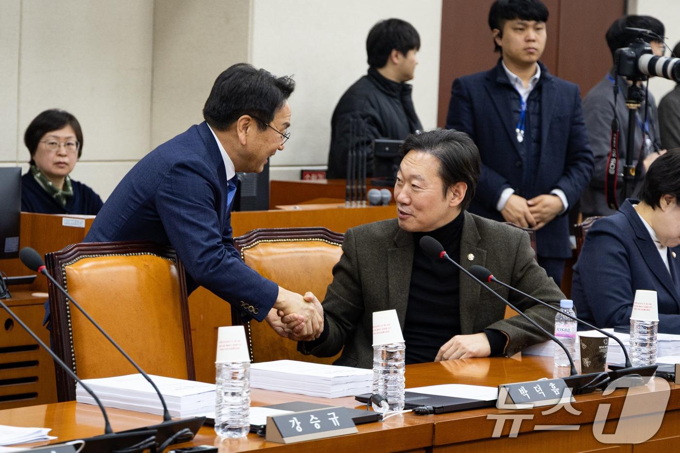 본문 이미지 - 강기정 광주시장(왼쪽)과 박수민 국민의힘 의원이 12일 서울 여의도 국회에서 열린 제432회 국회(임시회) 행정안전위원회 제3차 전체회의에 앞서 인사하고 있다. 2026.2.12 ⓒ 뉴스1 유승관 기자