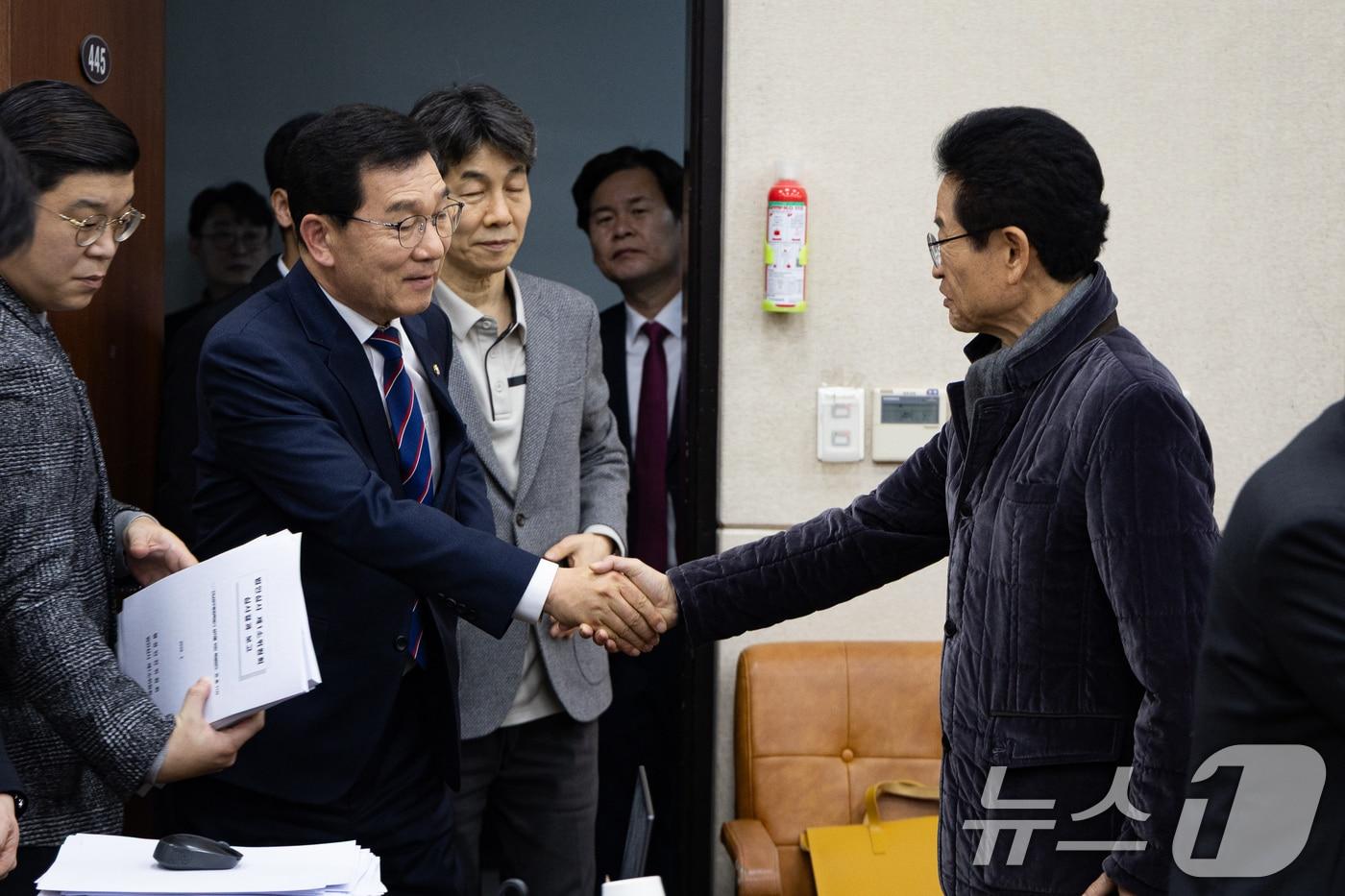 본문 이미지 - 신정훈 국회 행정안전위원장(왼쪽)과 이철우 경상북도지사가 12일 서울 여의도 국회에서 열린 제432회 국회(임시회) 행정안전위원회 제3차 전체회의에 앞서 인사하고 있다. 2026.2.12 ⓒ 뉴스1 유승관 기자