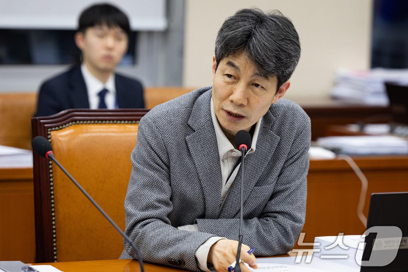 본문 이미지 - 국회 행정안전위원회 윤건영 더불어민주당 간사. 2026.2.12 ⓒ 뉴스1 유승관 기자