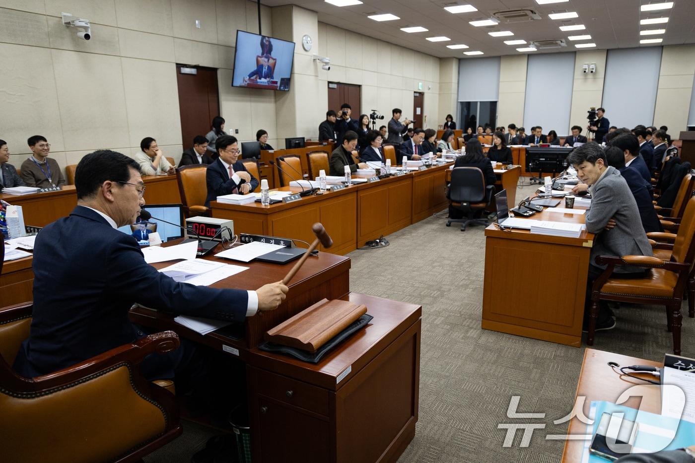 본문 이미지 - 신정훈 국회 행정안전위원장이 12일 서울 여의도 국회에서 열린 제432회 국회(임시회) 행정안전위원회 제3차 전체회의에서 의사봉을 두드리고 있다. 2026.2.12 ⓒ 뉴스1 유승관 기자