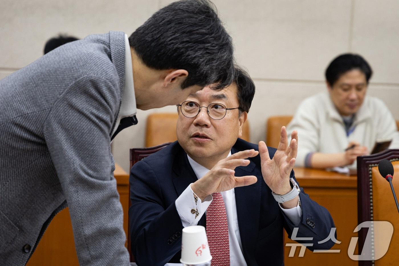 본문 이미지 - 국회 행정안전위원회 더불어민주당 윤건영(왼쪽), 국민의힘 서범수 간사가 12일 서울 여의도 국회에서 열린 제432회 국회(임시회) 행정안전위원회 제3차 전체회의에서 대화하고 있다. 2026.2.12 ⓒ 뉴스1 유승관 기자