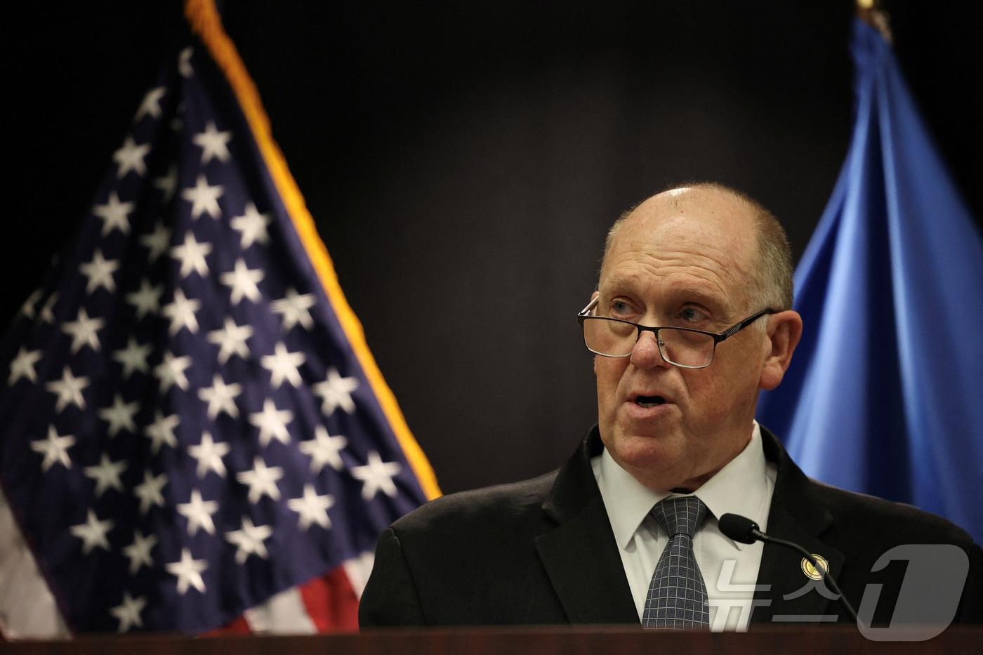 본문 이미지 - 백악관 '국경의 차르' 톰 호먼이 12일(현지시간) 미네소타주 미니애폴리스에 위치한 연방청사에서 기자회견을 하고 있다. 2026.02.12. ⓒ 로이터=뉴스1