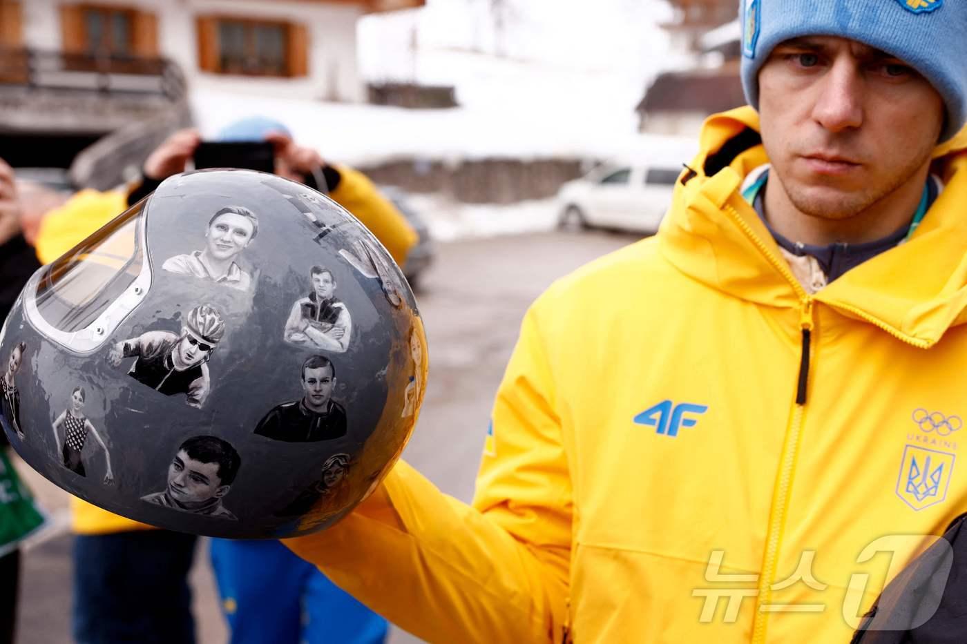 본문 이미지 - 전쟁으로 목숨을 잃은 동료들의 얼굴을 헬멧에 새긴 블라디슬라프 헤라스케비치ⓒ AFP=뉴스1