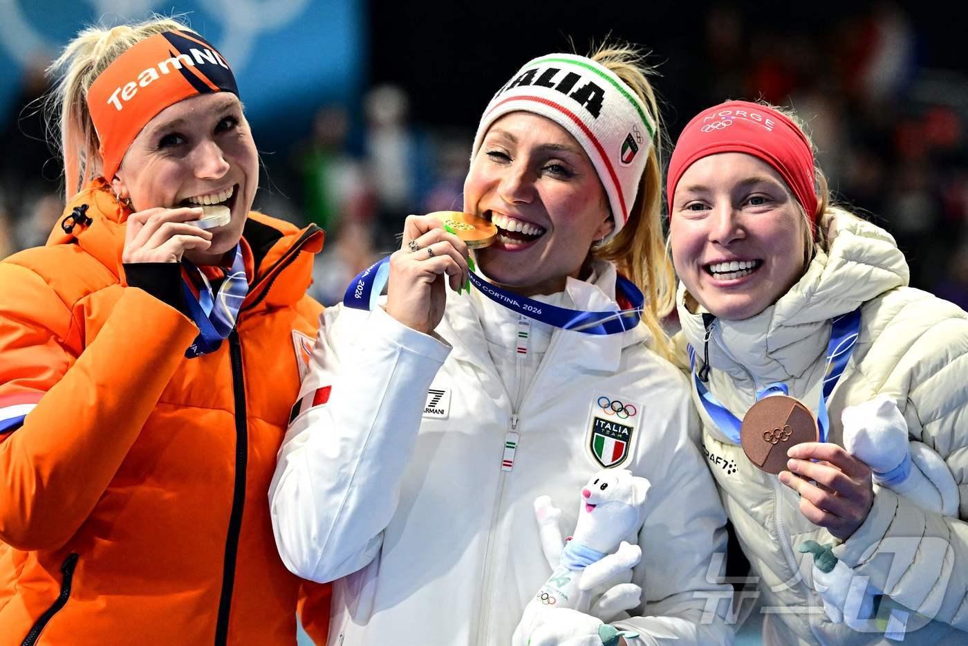 본문 이미지 - 밀라노 동계 올림픽 2관왕을 차지한 롤로브리지다(가운데). ⓒ AFP=뉴스1