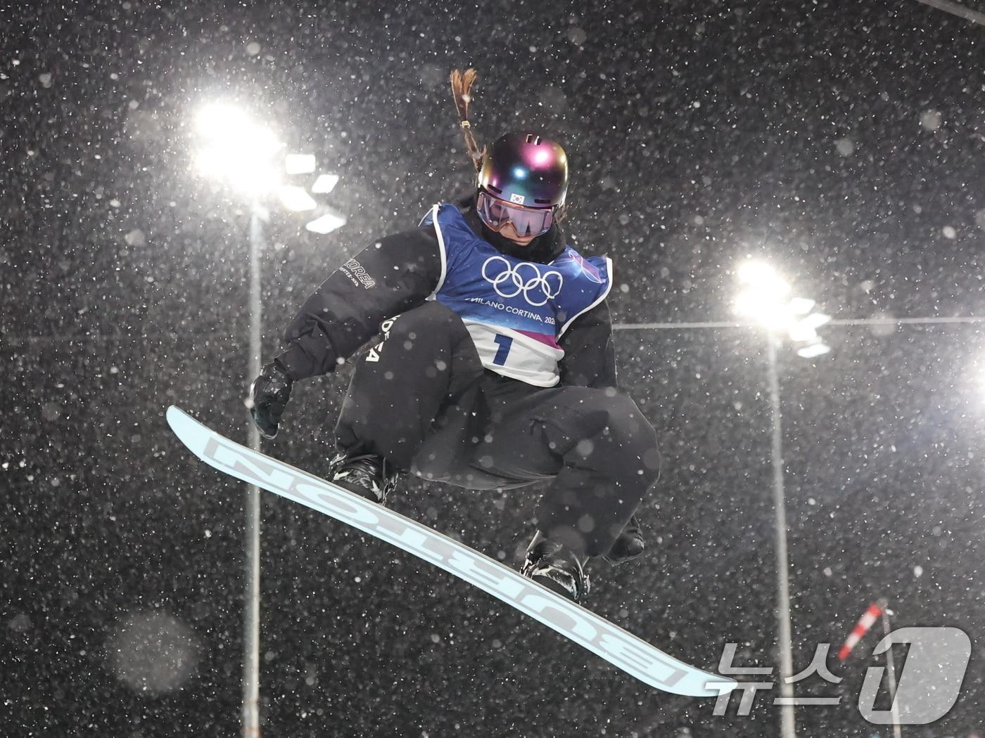 스노보드 최가온이 12일(현지시간) 이탈리아 리비뇨 스노파크에서 열린 2026 밀라노·코르티나담페초 동계올림픽 스노보드 여자 하프파이프 결선 1차전에 출전해 경기를 펼치고 있다. 2026.2.13 ⓒ 뉴스1 김진환 기자