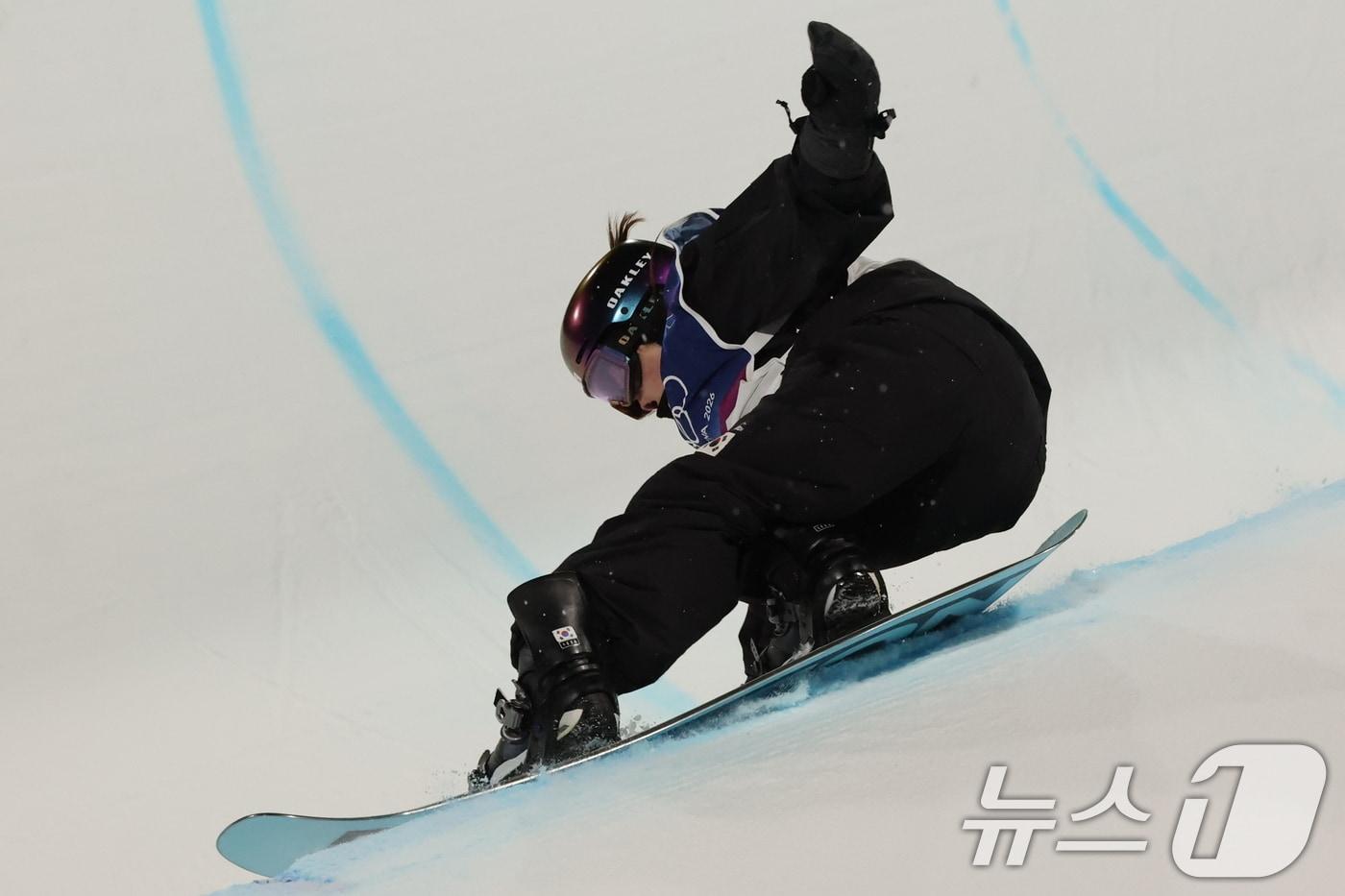 본문 이미지 - 스노보드 최가온이 12일(현지시간) 이탈리아 리비뇨 스노파크에서 열린 2026 밀라노·코르티나담페초 동계올림픽 스노보드 여자 하프파이프 결선 1차전에 출전해 경기를 펼치고 있다. 2026.2.13 ⓒ 뉴스1 김진환 기자