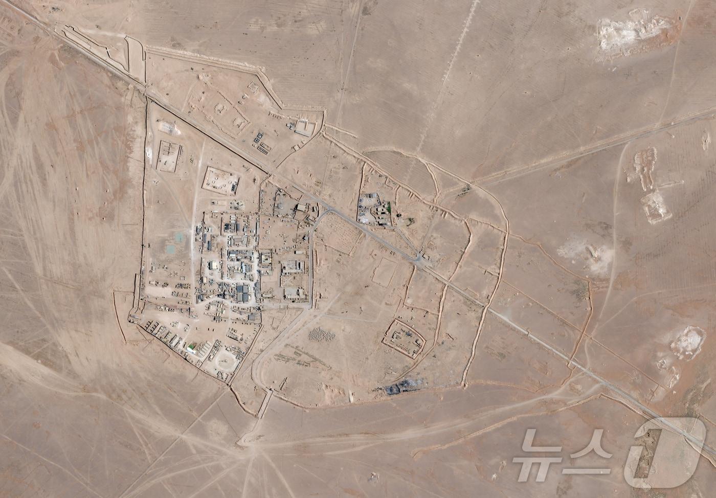 본문 이미지 - 시리아 남부 알탄프 기지를 촬영한 위성사진. (자료사진) 2025.7.20 ⓒ 로이터=뉴스1