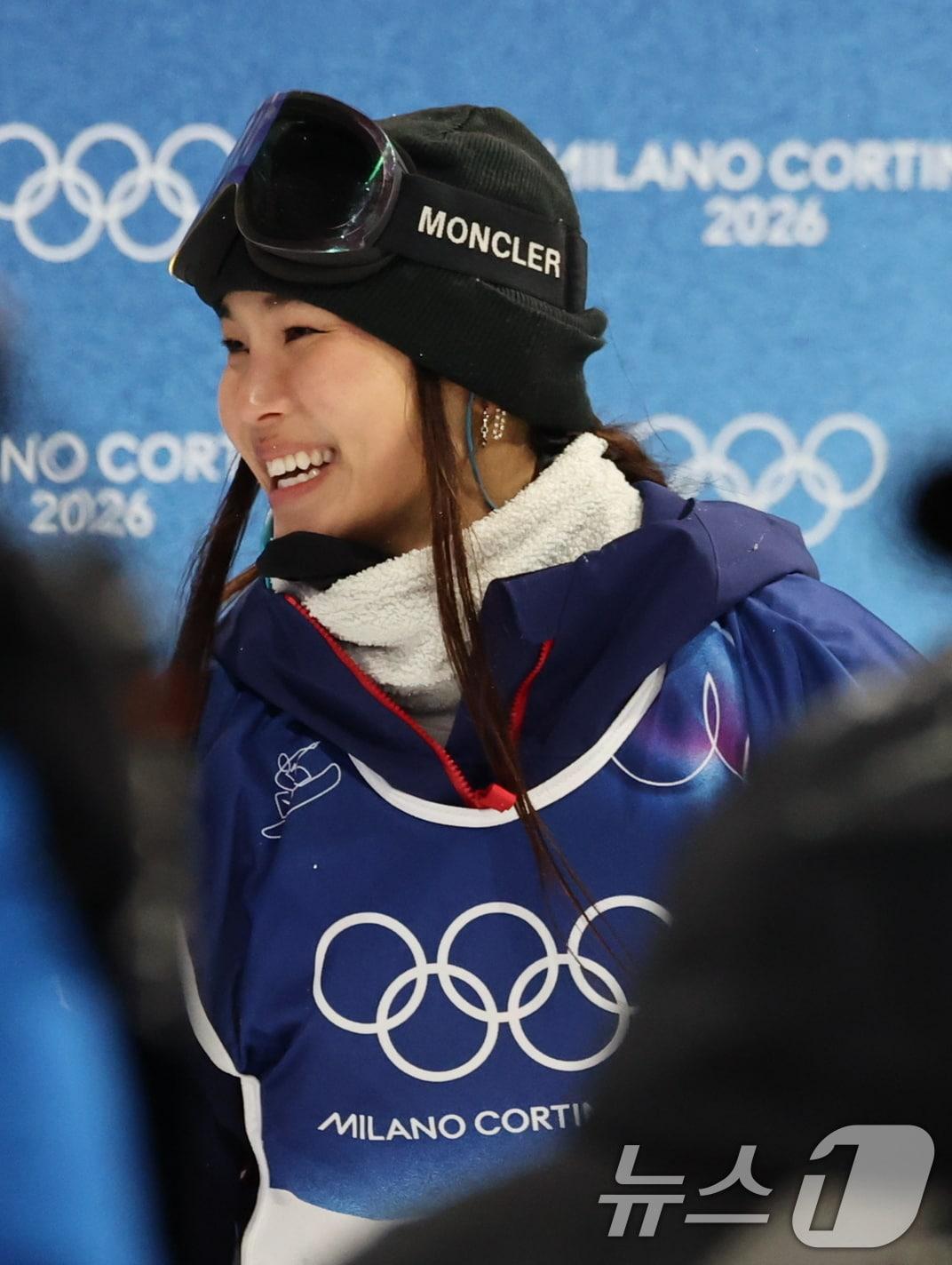 미국의 클로이 김이 12일(현지시간) 이탈리아 리비뇨 스노파크에서 열린 2026 밀라노·코르티나담페초 동계올림픽 스노보드 여자 하프파이프 결선 2차전을 마치고 이동하고 있다. 2026.2.13 ⓒ 뉴스1 김진환 기자