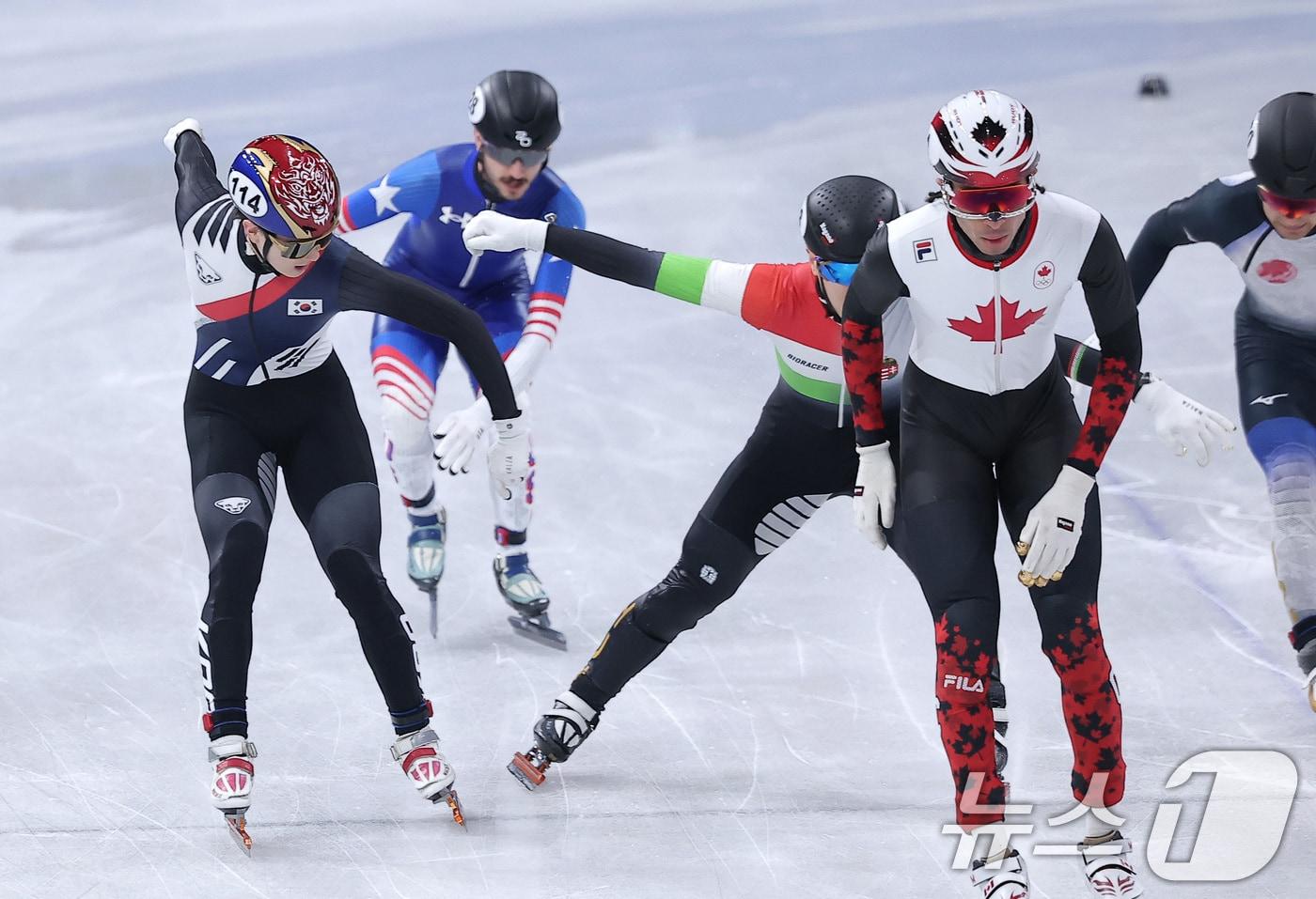 본문 이미지 - 쇼트트랙 신동민이 12일(현지시간) 이탈리아 밀라노 아이스 스케이팅 아레나에서 열린 2026 밀라노·코르티나담페초 동계올림픽 쇼트트랙 남자 1000m 준준결승에서 조2위로 준결승에 진출하고 있다. 2026.2.13 ⓒ 뉴스1 김성진 기자