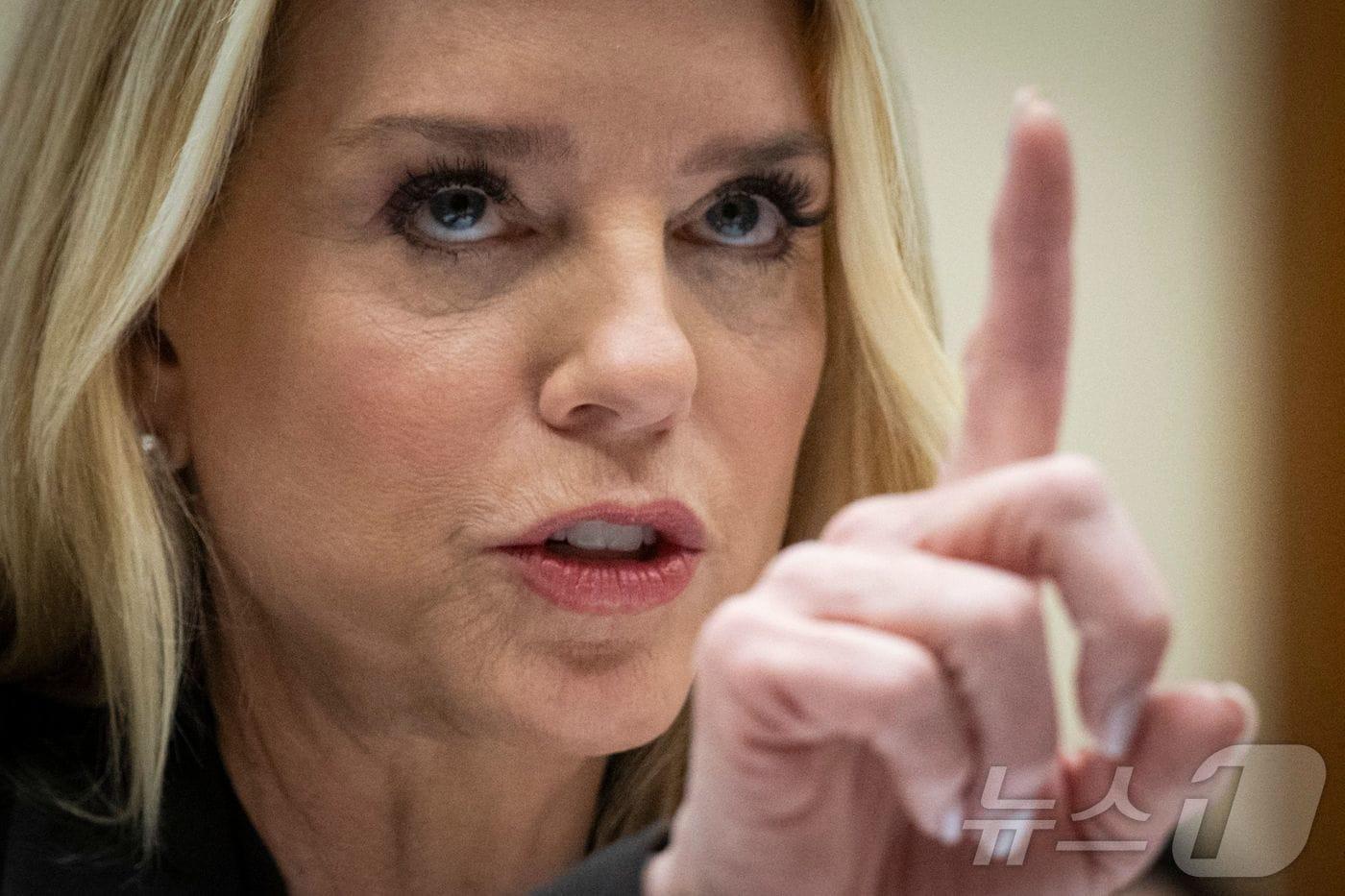 본문 이미지 - 팸 본디 미국 법무부 장관이 11일(현지시간) 미 하원 법사위 청문회에 출석해 증언 중 손가락을 들어 보이며 의원들의 질문 내용을 반박하고 있다. 2026.02.11. ⓒ AFP=뉴스1