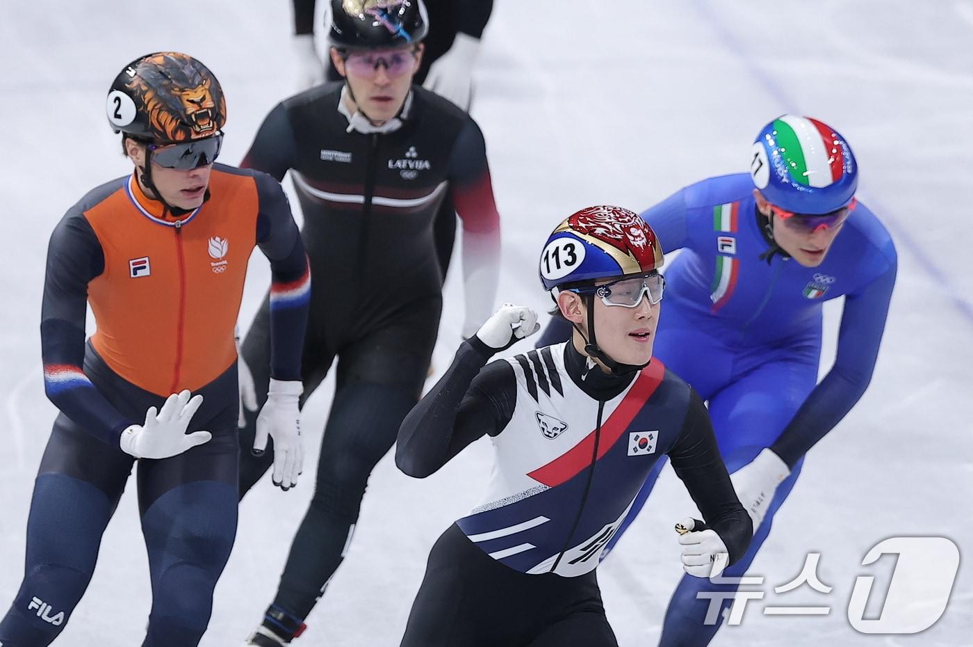 본문 이미지 - 쇼트트랙 임종언이 12일(현지시간) 이탈리아 밀라노 아이스 스케이팅 아레나에서 열린 2026 밀라노·코르티나담페초 동계올림픽 쇼트트랙 남자 1000m 준준결승에서 조2위로 결승선을 통과한 뒤 기뻐하고 있다. 2026.2.13 ⓒ 뉴스1 김성진 기자