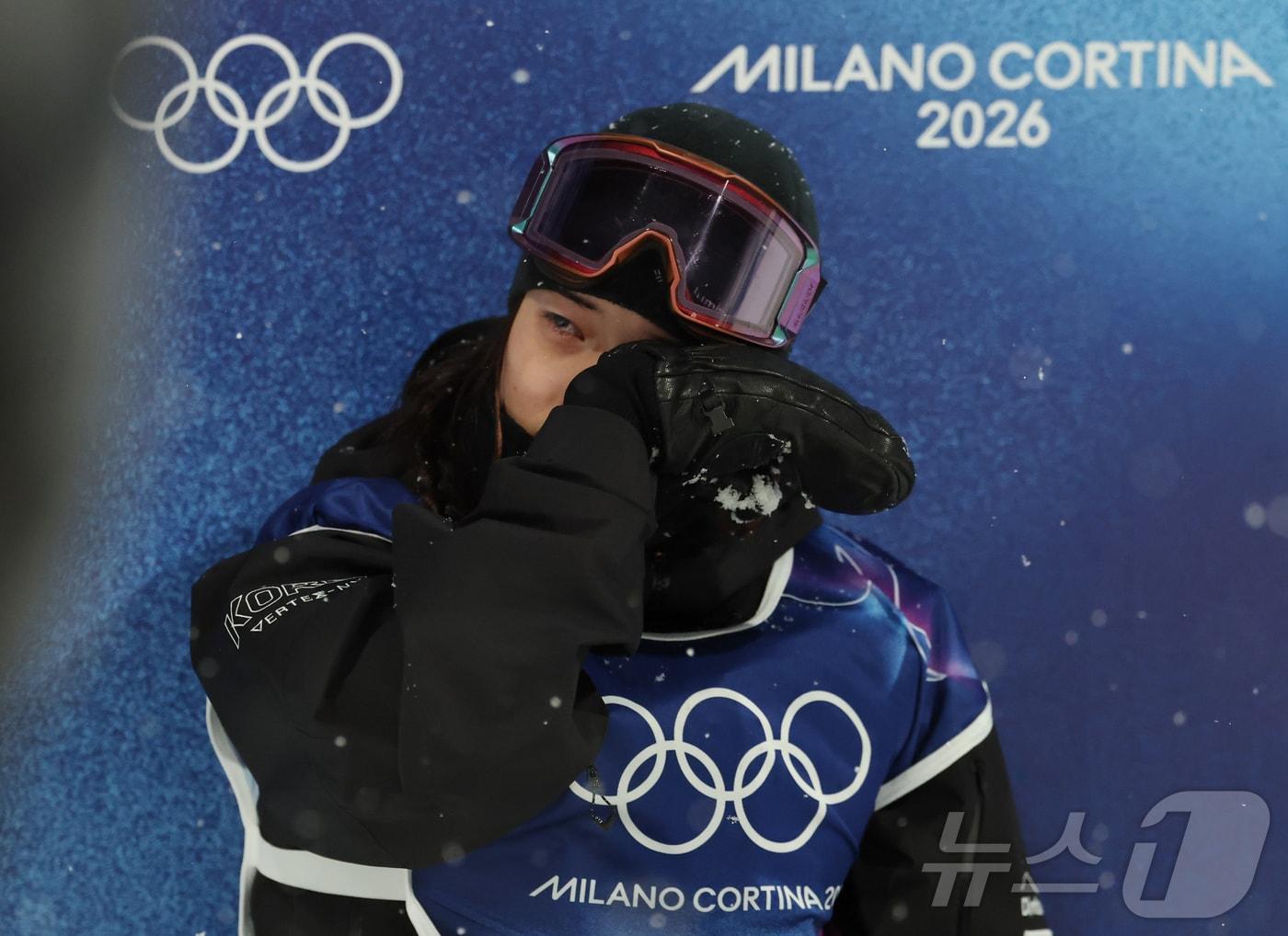 본문 이미지 - 스노보드 최가온이 12일(현지시간) 이탈리아 리비뇨 스노파크에서 열린 2026 밀라노·코르티나담페초 동계올림픽 스노보드 여자 하프파이프 결선 3차전 경기를 마치고 눈물을 흘리고 있다. 2026.2.13 ⓒ 뉴스1 김진환 기자