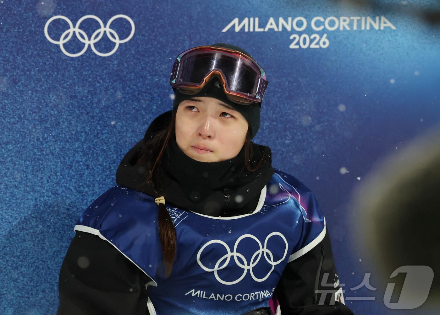 본문 이미지 - 스노보드 최가온이 12일(현지시간) 이탈리아 리비뇨 스노파크에서 열린 2026 밀라노·코르티나담페초 동계올림픽 스노보드 여자 하프파이프 결선 3차전 경기를 마치고 눈물을 흘리고 있다. 이날 최가온은 1,2차 경기에서 넘어진 후 3차 시기에 90.25점을 받아 단독 1위에 올라섰다. 2026.2.13 ⓒ 뉴스1 김진환 기자