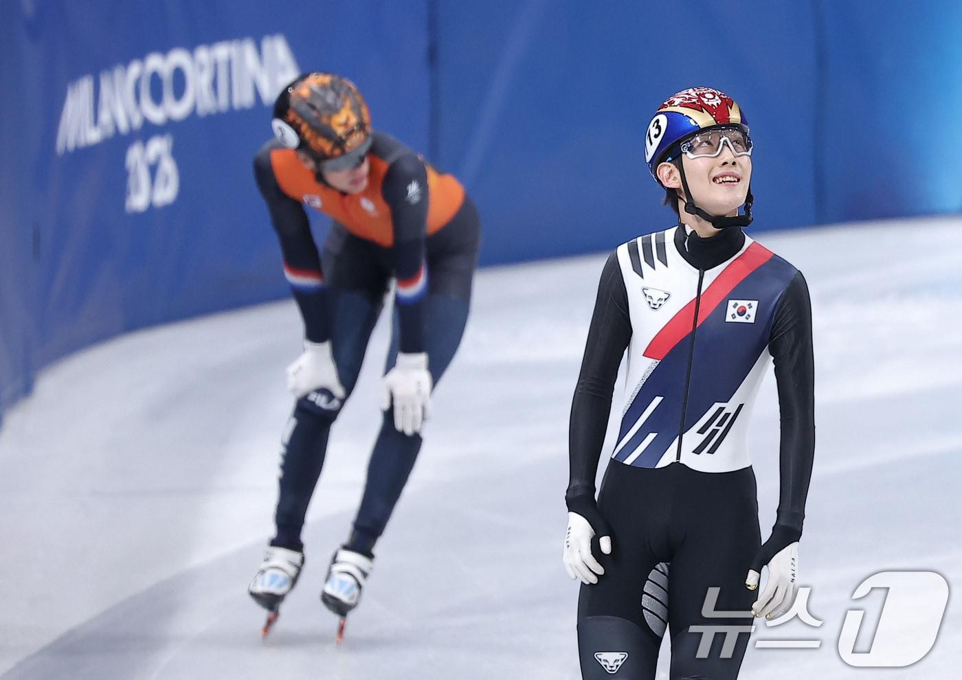 본문 이미지 - 쇼트트랙 임종언이 12일(현지시간) 이탈리아 밀라노 아이스 스케이팅 아레나에서 열린 2026 밀라노·코르티나담페초 동계올림픽 쇼트트랙 남자 1000m 준결승에서 조1위로 결승에 진출한 후 미소짓고 있다. 2026.2.13 ⓒ 뉴스1 김성진 기자