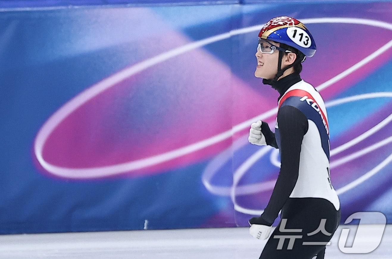 본문 이미지 - 쇼트트랙 임종언이 12일(현지시간) 이탈리아 밀라노 아이스 스케이팅 아레나에서 열린 2026 밀라노·코르티나담페초 동계올림픽 쇼트트랙 남자 1000m 준결승에서 조1위로 결승에 진출한 후 기뻐하고 있다. 2026.2.13 ⓒ 뉴스1 김성진 기자