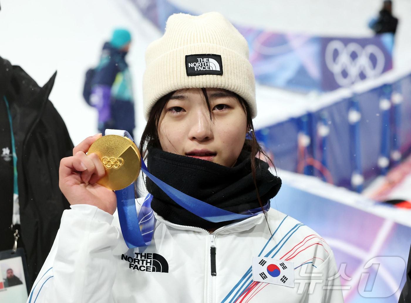 본문 이미지 - 12일(현지시간) 이탈리아 리비뇨 스노파크에서 열린 2026 밀라노·코르티나담페초 동계올림픽 스노보드 여자 하프파이프 결선에서 90.25점을 받아 금메달을 획득한 스노보드 최가온이 기뻐하고 있다. 2026.2.13 ⓒ 뉴스1 김진환 기자