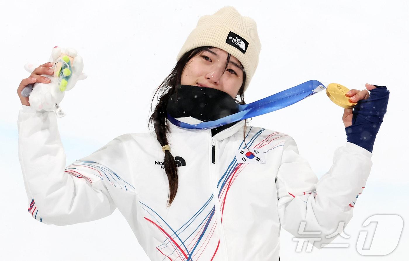 본문 이미지 - 2026 밀라노·코르티나담페초 동계올림픽 스노보드 여자 하프파이프  금메달을 따낸 최가온. 2026.2.13 ⓒ 뉴스1 김진환 기자