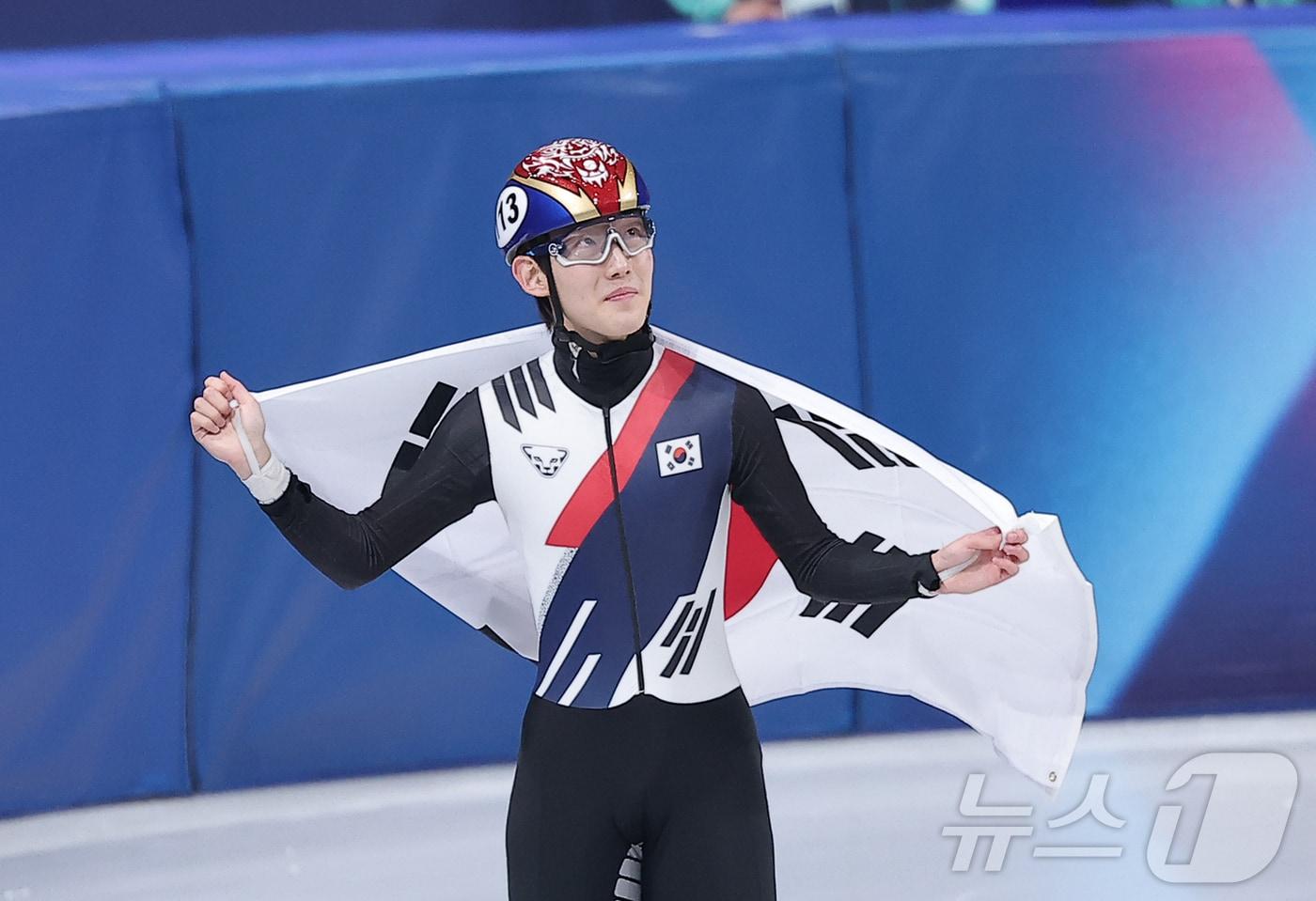 본문 이미지 - 쇼트트랙 임종언이 12일(현지시간) 이탈리아 밀라노 아이스 스케이팅 아레나에서 열린 2026 밀라노·코르티나담페초 동계올림픽 쇼트트랙 남자 1000m 결승에서 동메달을 확정지은 뒤 태극기를 들고 기뻐하고 있다. 2026.2.13 ⓒ 뉴스1 김성진 기자