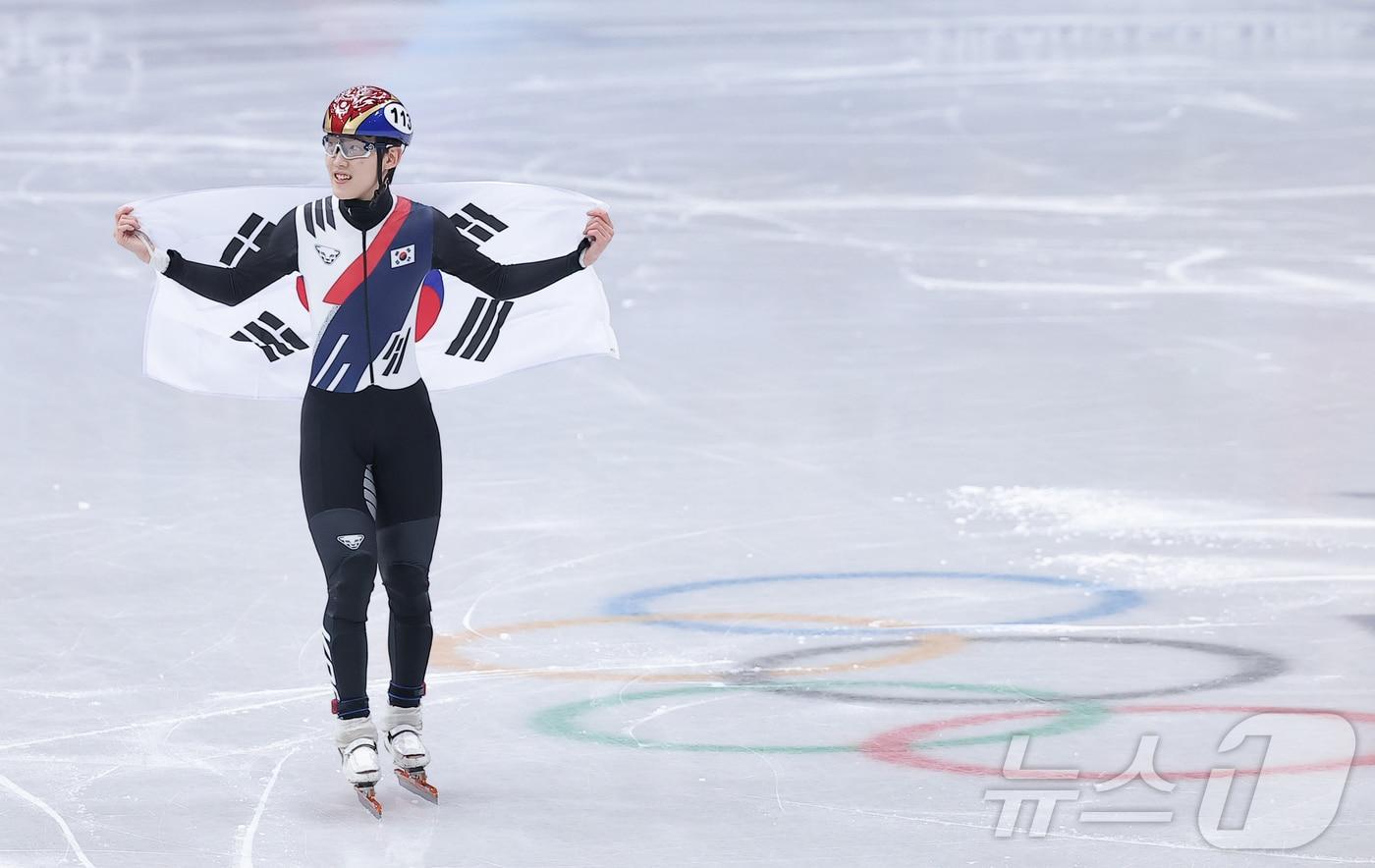 본문 이미지 - 쇼트트랙 임종언이 12일(현지시간) 이탈리아 밀라노 아이스 스케이팅 아레나에서 열린 2026 밀라노·코르티나담페초 동계올림픽 쇼트트랙 남자 1000m 결승에서 동메달을 확정지은 뒤 태극기를 들고 기뻐하고 있다. 2026.2.13 ⓒ 뉴스1 김성진 기자