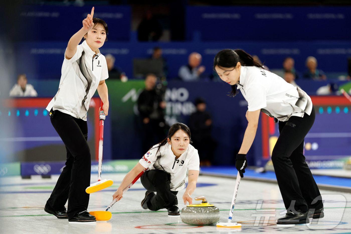 본문 이미지 - 한국 여자 컬링 대표팀이 13일 오전(한국시간) 열린 2026 밀라노·코르티나담페초 동계 올림픽 여자 컬링 라운드로빈 2차전에서 이탈리아를 7-2로 제압했다. ⓒ AFP=뉴스1