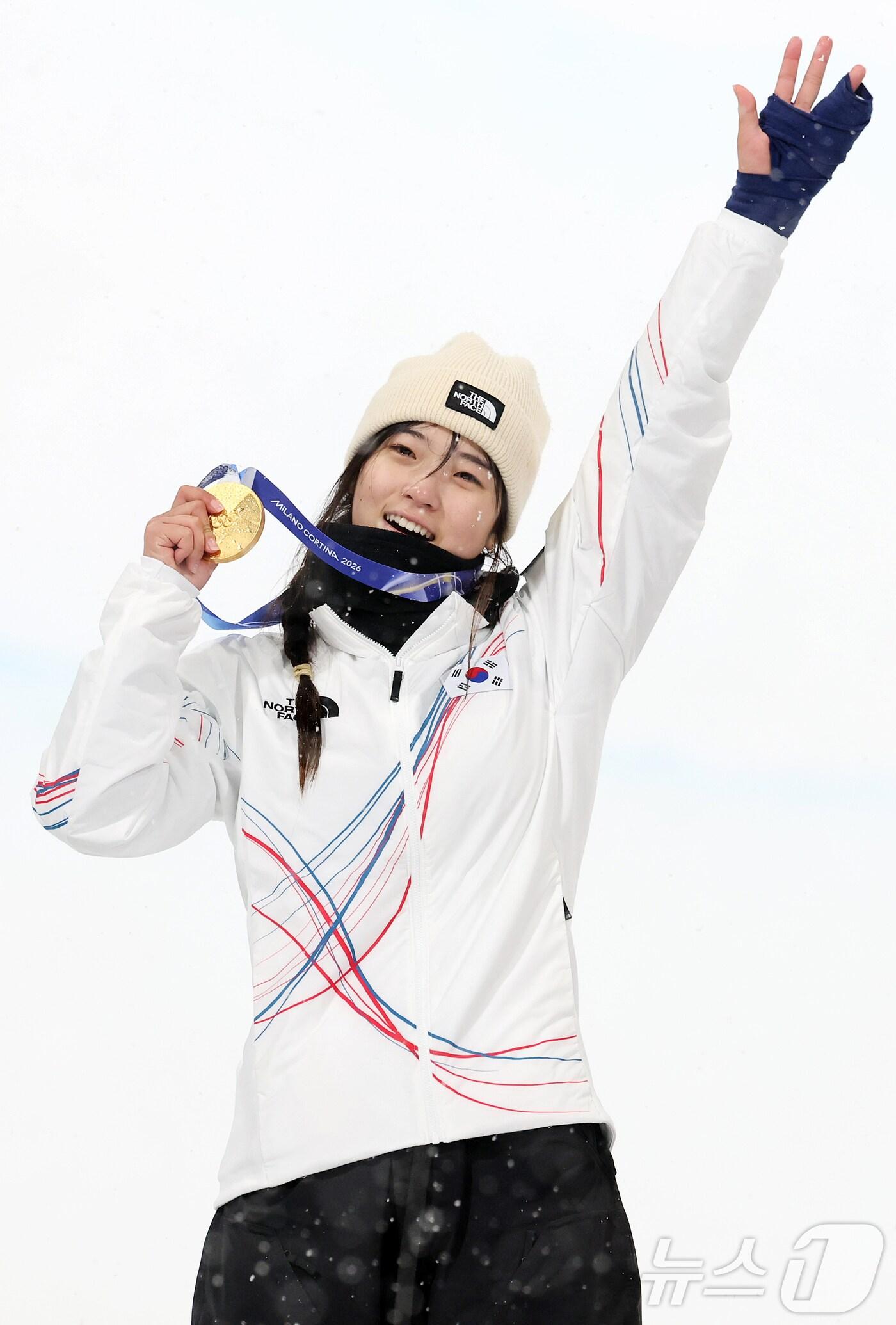 12일(현지시간) 이탈리아 리비뇨 스노파크에서 열린 2026 밀라노·코르티나담페초 동계올림픽 스노보드 여자 하프파이프 결선에서 90.25점을 받아 금메달을 획득한 스노보드 최가온이 기뻐하고 있다. 2026.2.13 ⓒ 뉴스1 김진환 기자