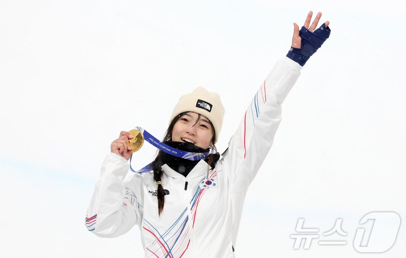 본문 이미지 - 12일(현지시간) 이탈리아 리비뇨 스노파크에서 열린 2026 밀라노·코르티나담페초 동계올림픽 스노보드 여자 하프파이프 결선에서 90.25점을 받아 금메달을 획득한 스노보드 최가온이 기뻐하고 있다. 2026.2.13 ⓒ 뉴스1 김진환 기자
