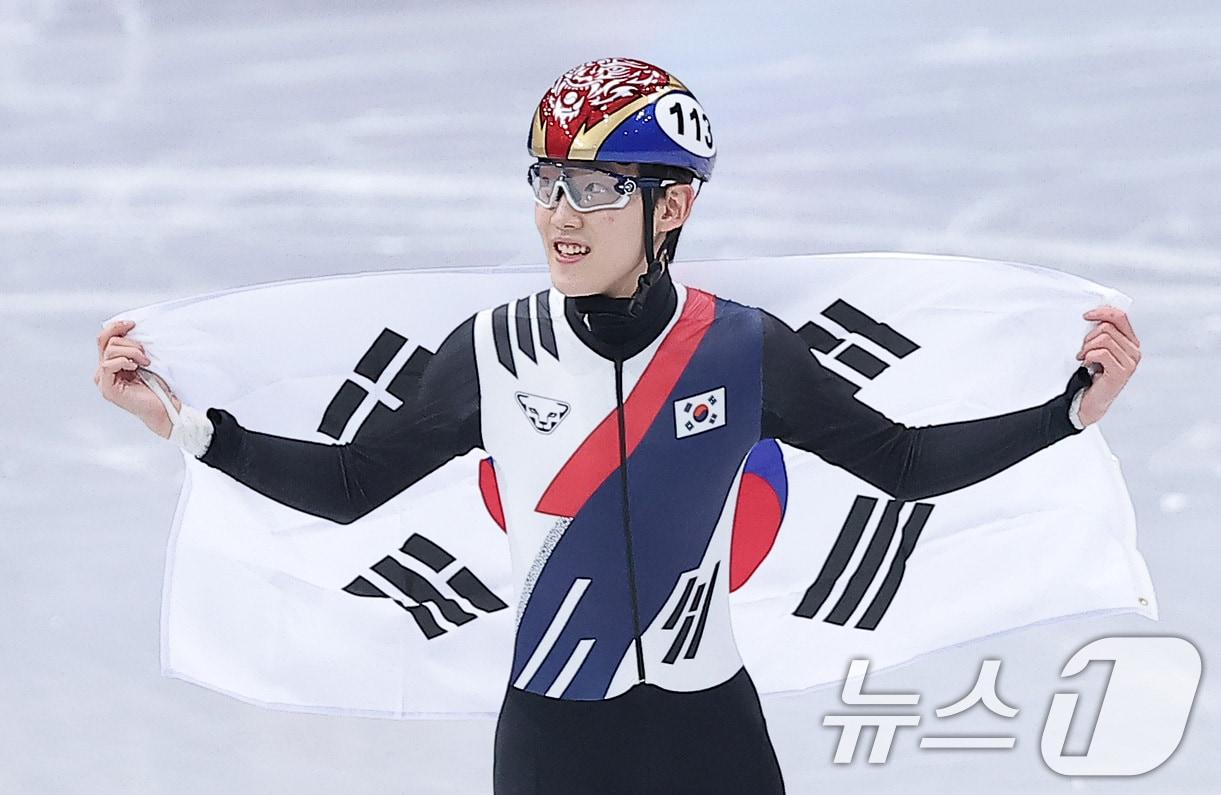 본문 이미지 - 쇼트트랙 임종언이 12일(현지시간) 이탈리아 밀라노 아이스 스케이팅 아레나에서 열린 2026 밀라노·코르티나담페초 동계올림픽 쇼트트랙 남자 1000m 결승에서 동메달을 확보한 후 태극기를 두르고 기뻐하고 있다. 2026.2.13 ⓒ 뉴스1 김성진 기자