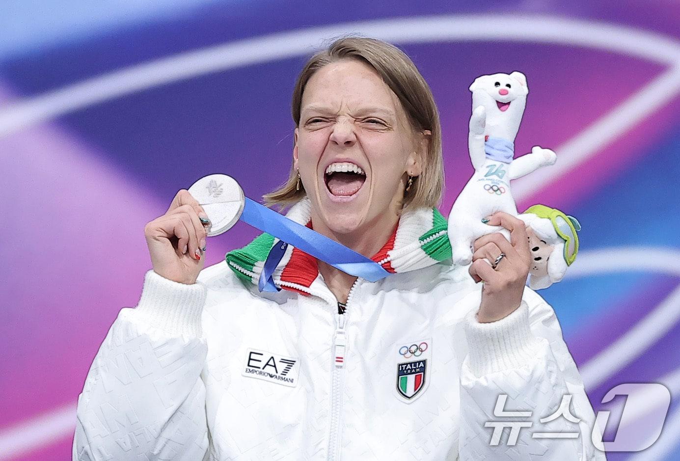본문 이미지 - 쇼트트랙 여자 500m에서 은메달을 따낸 이탈리아 아리아나 폰타나가 12일(현지시간) 이탈리아 밀라노 아이스 스케이팅 아레나에서 열린 2026 밀라노·코르티나담페초 동계올림픽 쇼트트랙 여자 500m 시상식에서 기뻐하고 있다. 2026.2.13 ⓒ 뉴스1 김성진 기자