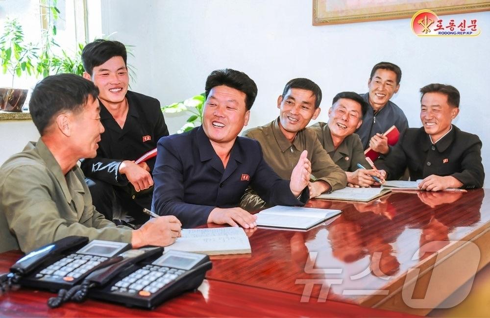 본문 이미지 - (평양 노동신문=뉴스1) = 북한 노동당 기관지 노동신문은 13일 증산군 발산농장 노동당 초급일꾼(간부)들이 "자질과 품격을 훌륭히 갖추도록 이끌어주고 있다"라고 선전했다. [국내에서만 사용가능. 재배포 금지. DB 금지. For Use Only in the Republic of Korea. Redistribution Prohibited] rodongphoto@news1.kr