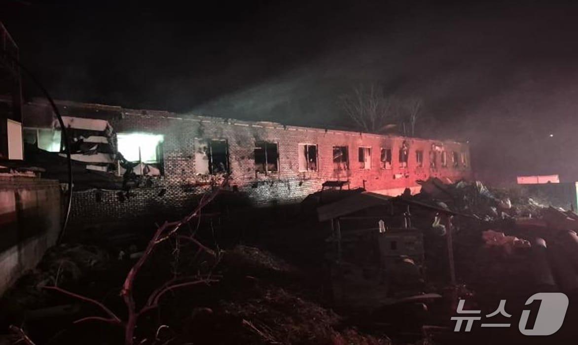 본문 이미지 - 합천군 가야면 축사의 화재 피해 현장(독자 제공. 재판매 및 DB금지). 2026.2.13
