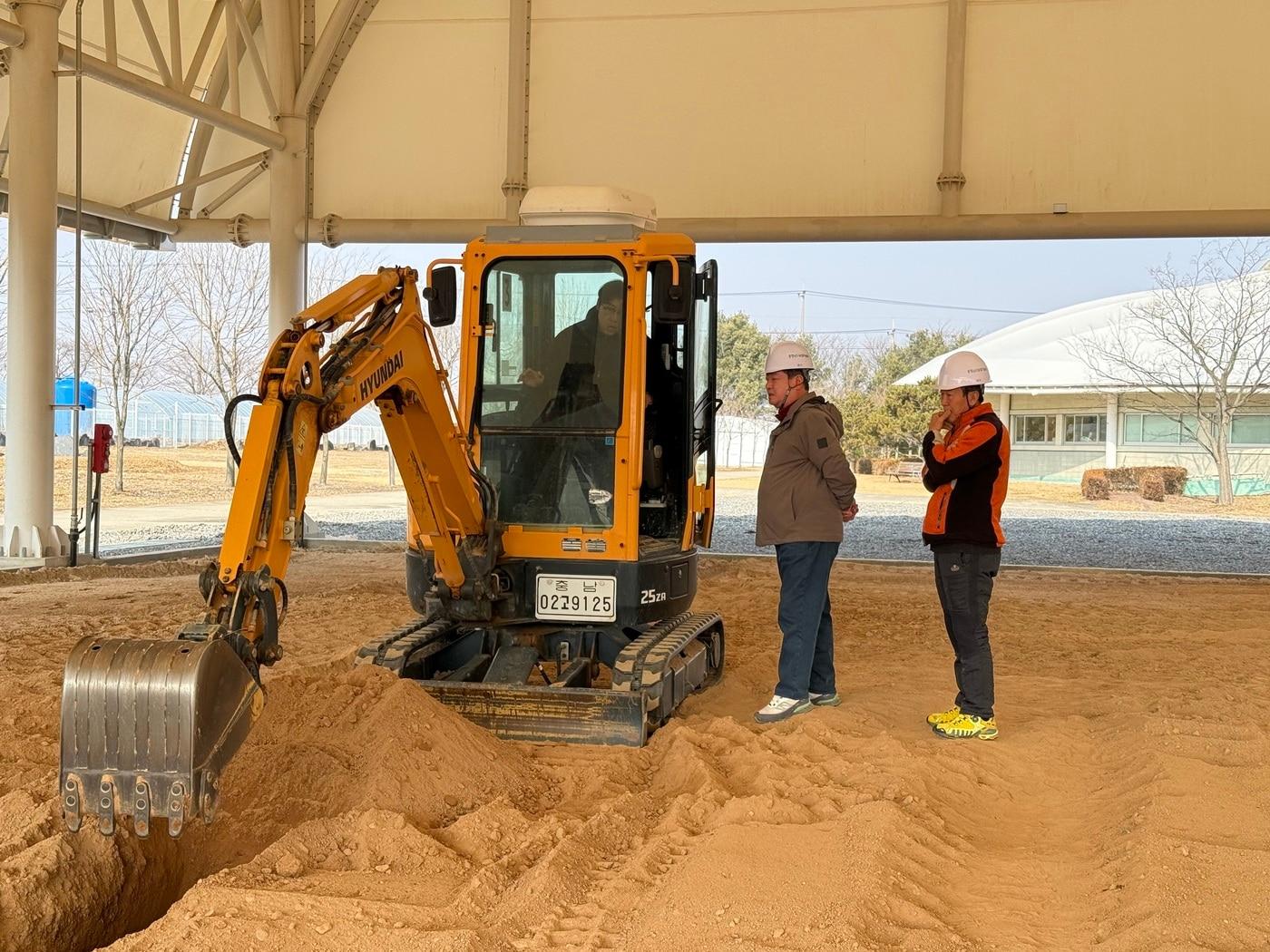 본문 이미지 - '소형건설기계 조종면허 취득 교육' 진행 모습.(충남도 제공. 재판매 및 DB금지)/뉴스1