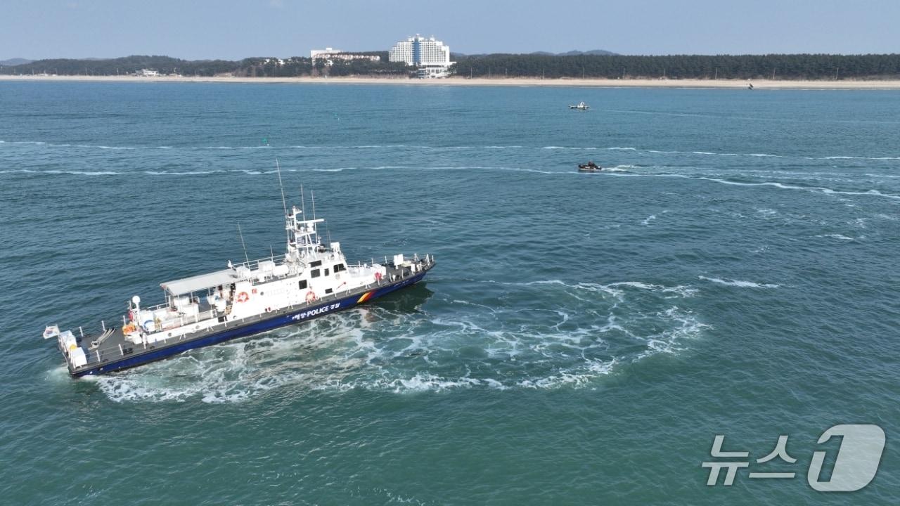 본문 이미지 - 태안 꽃지해수욕장 인근 해상서 60대 선장돼 해경이 경비함정을 투입해 수색을 진행 중인 모습. (태안해경 제공, 재판매 및 DB금지) / 뉴스1