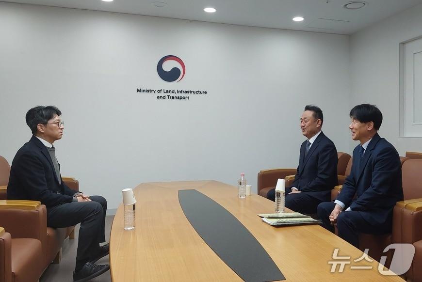 본문 이미지 -  이충우 경기 여주시장이 지난 11일 홍지선 국토교통부 제2차관을 만나 경강선 여주~원주 복선전철사업 구간 내 강천역 신설을 건의하고 있다.(여주시 제공. 재판매 및 DB 금지)/뉴스1