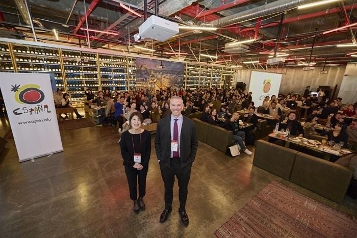 본문 이미지 - 히로미 카자마 스페인관광청 일본 지사 프로모션 매니저(왼쪽)와 엔리케 루이스 데 레라 스페인관광청 북아시아 지역 디렉터(스페인관광청 제공)