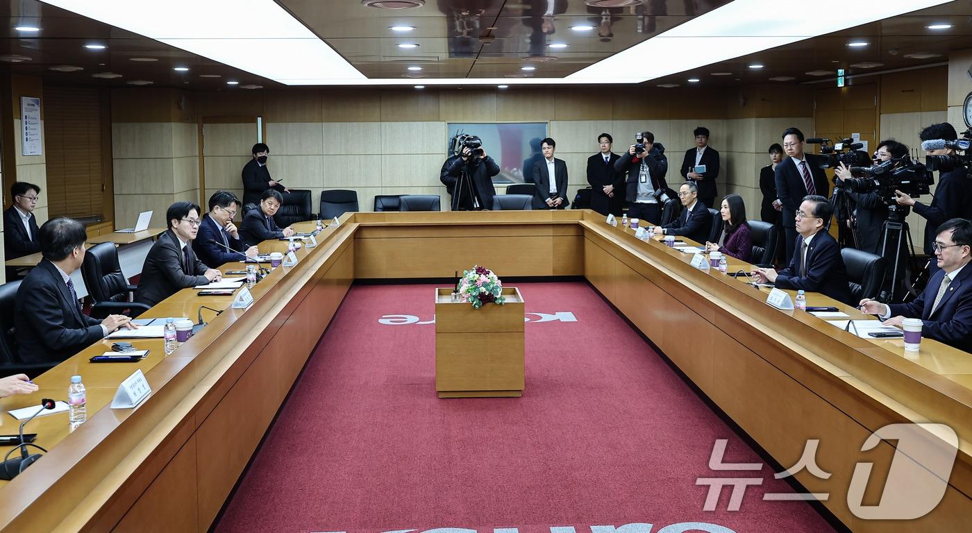 본문 이미지 - 김정관 산업통상부 장관이 13일 서울 종로구 무역보험공사에서 열린 한미 전략적 투자 MOU 이행위원회에서 모두 발언을 하고 있다. 2026.2.13 ⓒ 뉴스1 김도우 기자