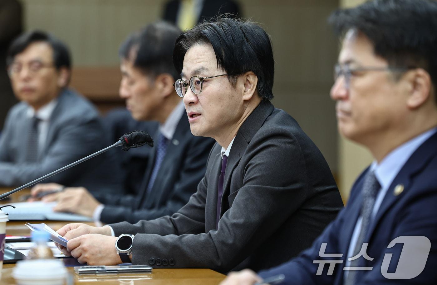 본문 이미지 - 김정관 산업통상부 장관이 13일 서울 종로구 무역보험공사에서 열린 한미 전략적 투자 MOU 이행위원회에서 모두 발언을 하고 있다. 2026.2.13 ⓒ 뉴스1 김도우 기자