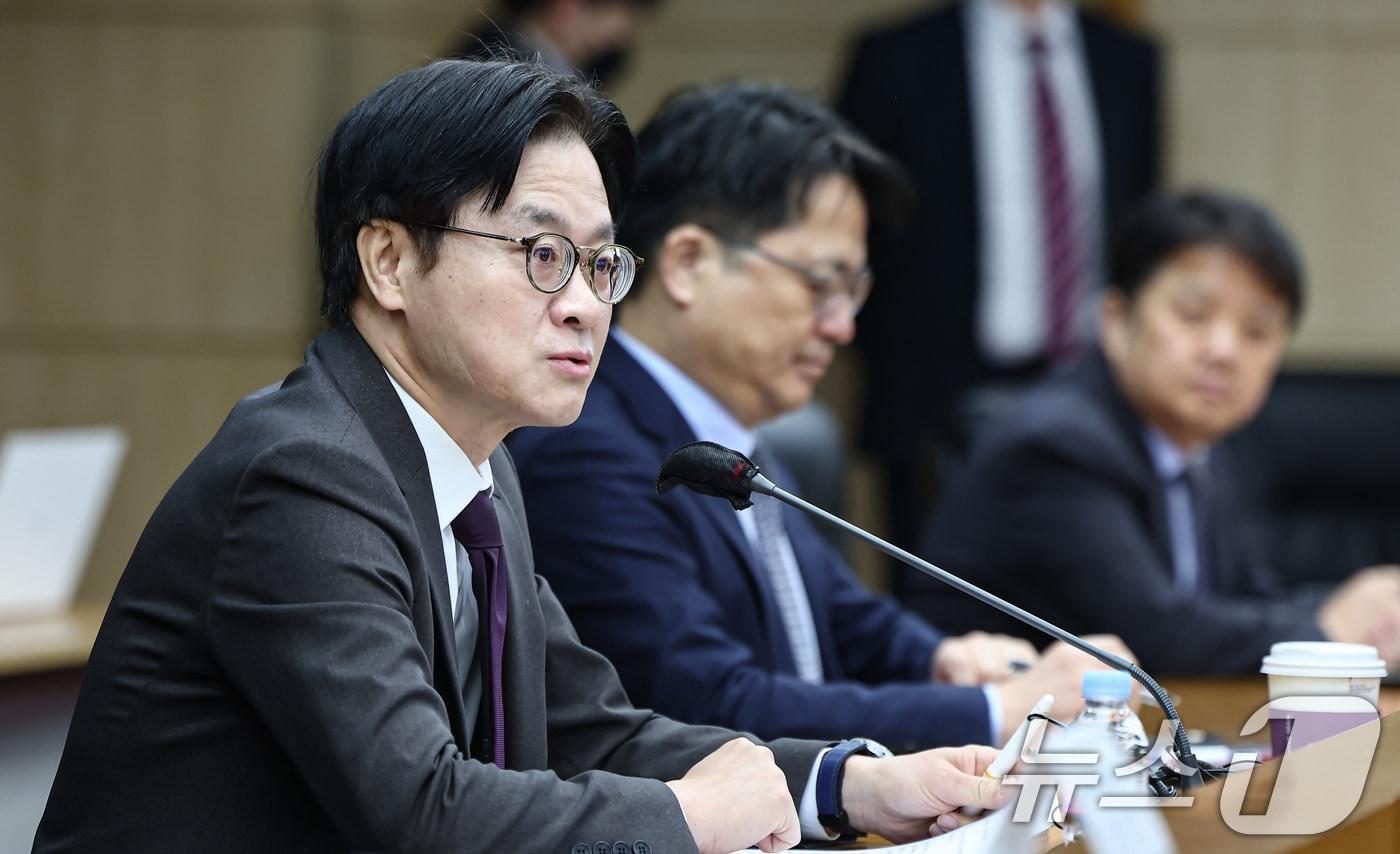 본문 이미지 - 김정관 산업통상부 장관이 13일 서울 종로구 무역보험공사에서 열린 한미 전략적 투자 MOU 이행위원회에서 모두 발언을 하고 있다. 2026.2.13 ⓒ 뉴스1 김도우 기자