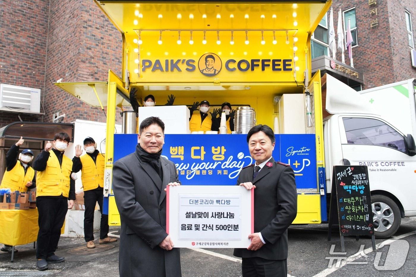 본문 이미지 - 김장우 더본코리아 빽다방사업본부 이사(가운데 왼쪽)와 이문재 구세군강북종합사회복지관 관장(가운데 오른쪽)이 기념촬영을 하고 있다.(더본코리아 제공)