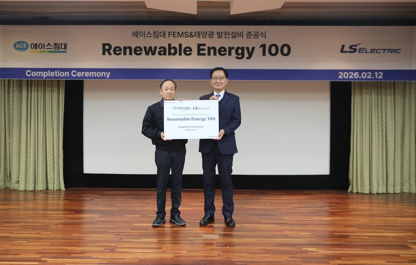 본문 이미지 - 안승만 에이스침대 상무(왼쪽), 박우범 LS일렉트릭 전무(오른쪽)가 에이스침대 음성 공장과 여주 공장에 태양광 발전 설비와 연계한 에너지통합관리시스템(FEMS; Factory Energy Management System) 준공식에서 기념촬영을 하고 있다.