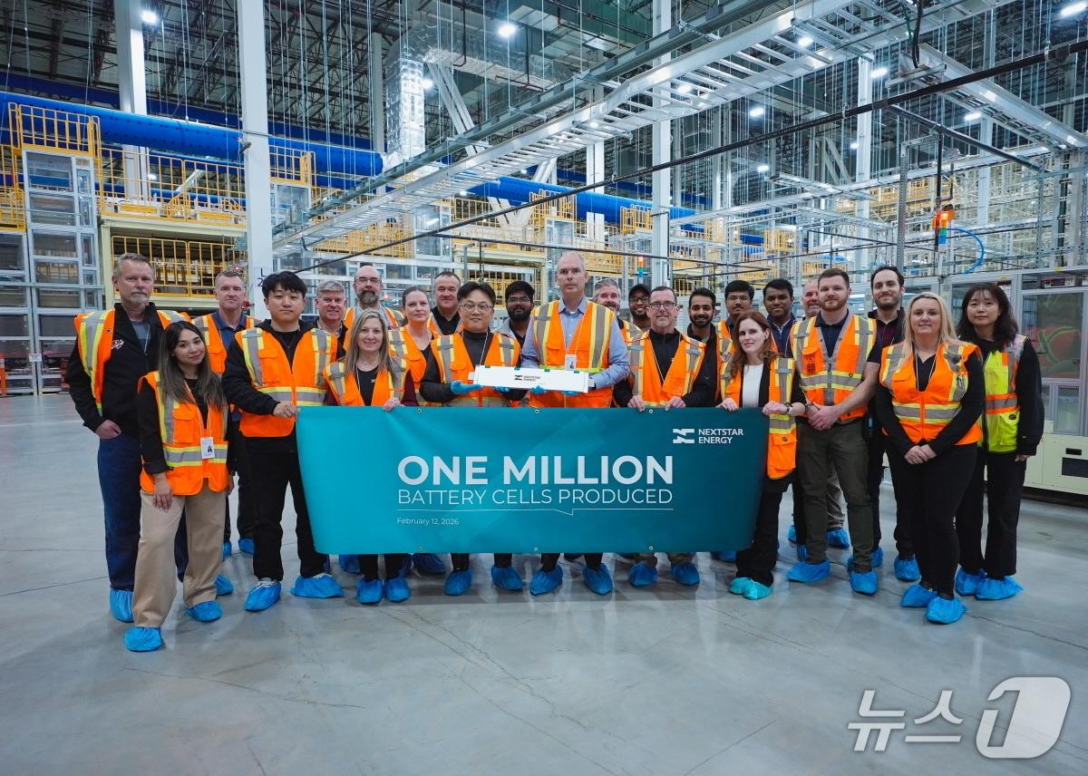 본문 이미지 - LG에너지솔루션 캐나다 생산법인 '넥스트스타 에너지'가 백만 셀 생산을 달성해 기념사진을 촬영한 모습(LG에너지솔루션 제공)
