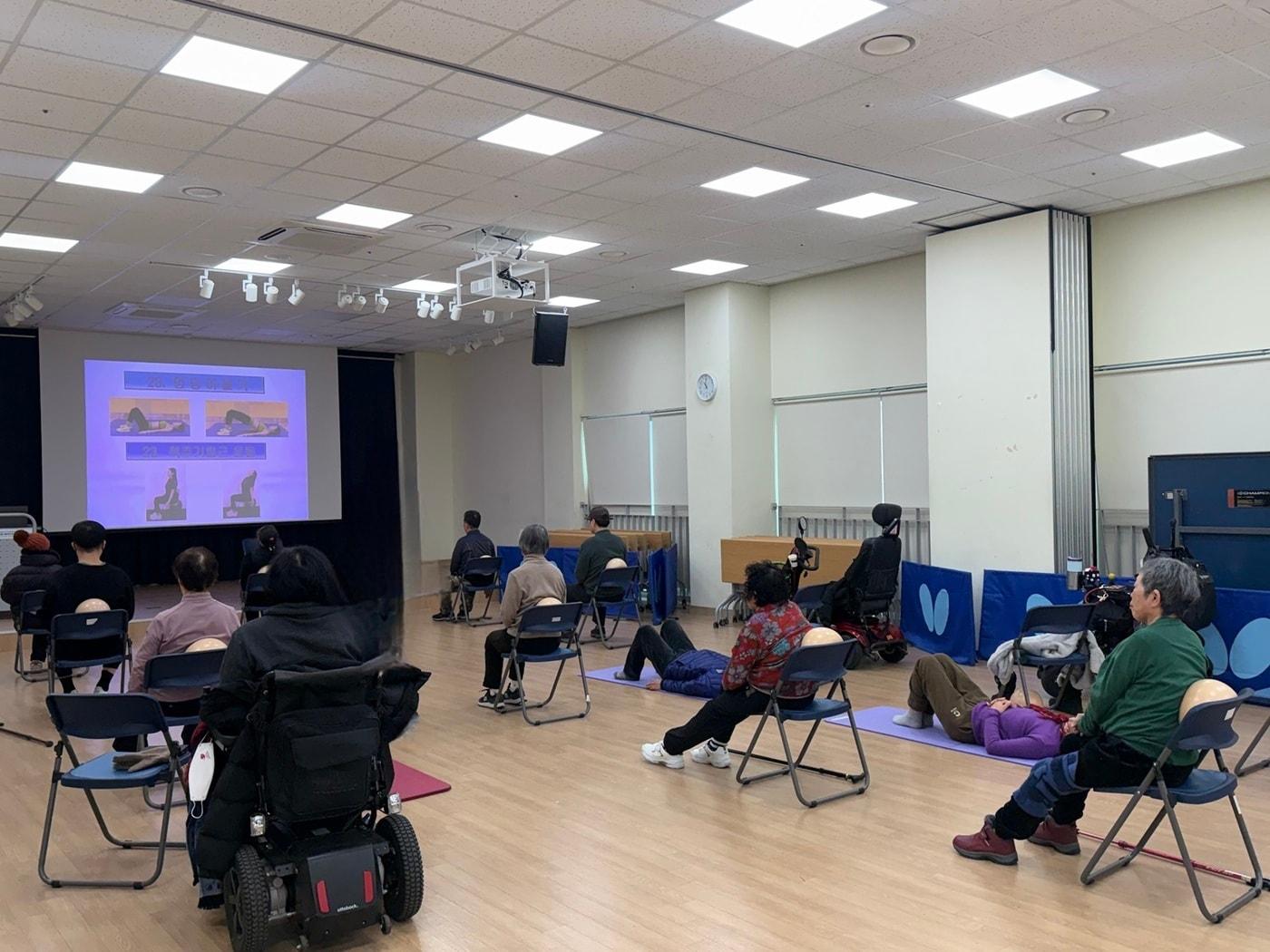 본문 이미지 - 사회복지관에서 장애인들이 그룹재활운동 프로그램에 참여 중이다.(노원구 제공)