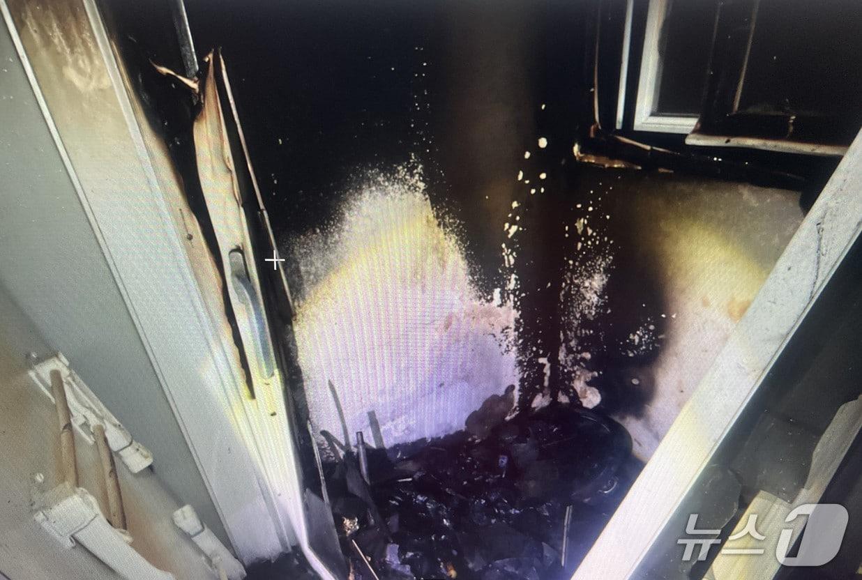 본문 이미지 - 13일 오전 1시 40분쯤 경북 포항시 동해면 도구리 한 아파트 5층 베란다에서 불이나 해당 세대 일부가 불에탔다.(경북소방본부 제공. 재판매 및 DB 금지)2026.2.13/뉴스1