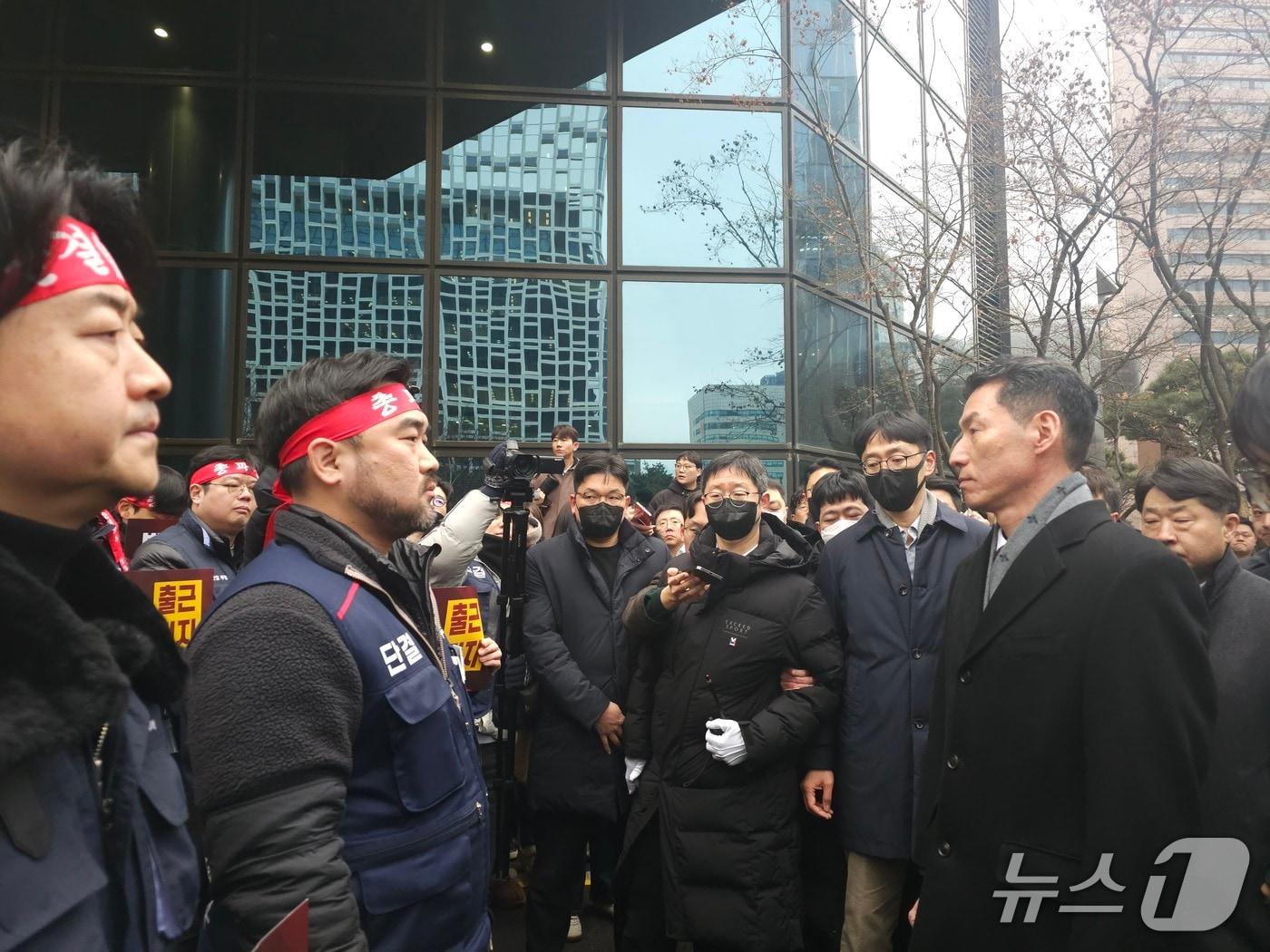 본문 이미지 - 10일 서울 중구 IBK기업은행 본점에서 장민영 기업은행장(오른쪽)이 류장희 기업은행 노조위원장과 대화하고 있다. 2026.02.10/뉴스1 ⓒ News1 정지윤 기자
