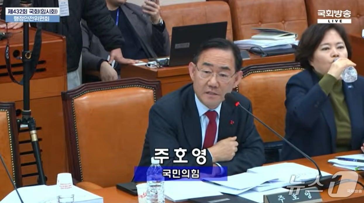 본문 이미지 - 주호영 국회 부의장이 지난 12일 밤 국회에서 열린 행정안전위원회 전체회의에서 대구.경북 행정통합에 대해 질의하고 있다.(주호영 부의장실 제공)