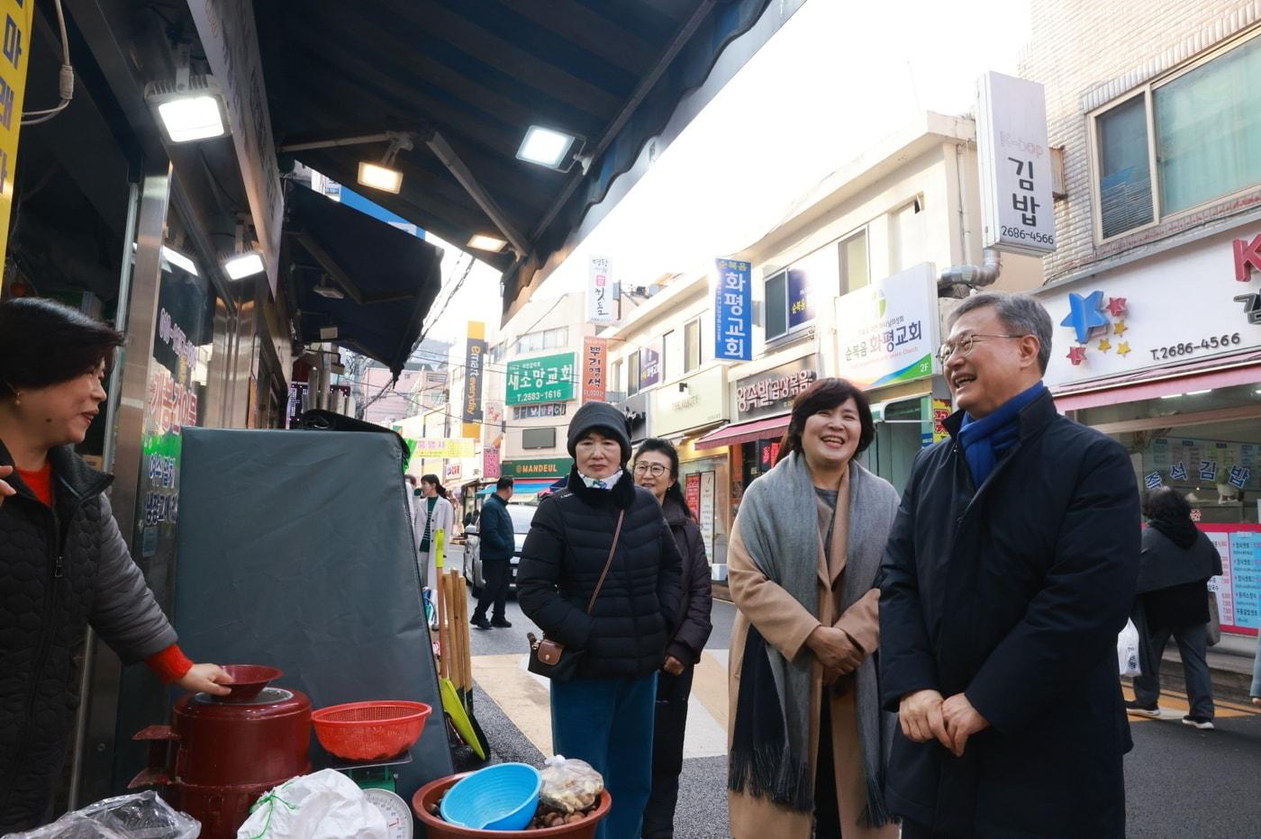 본문 이미지 - 장인홍 구로구청장이 설 명절을 앞두고 전통시장을 방문해 상인과 이야기를 나누고 있다.