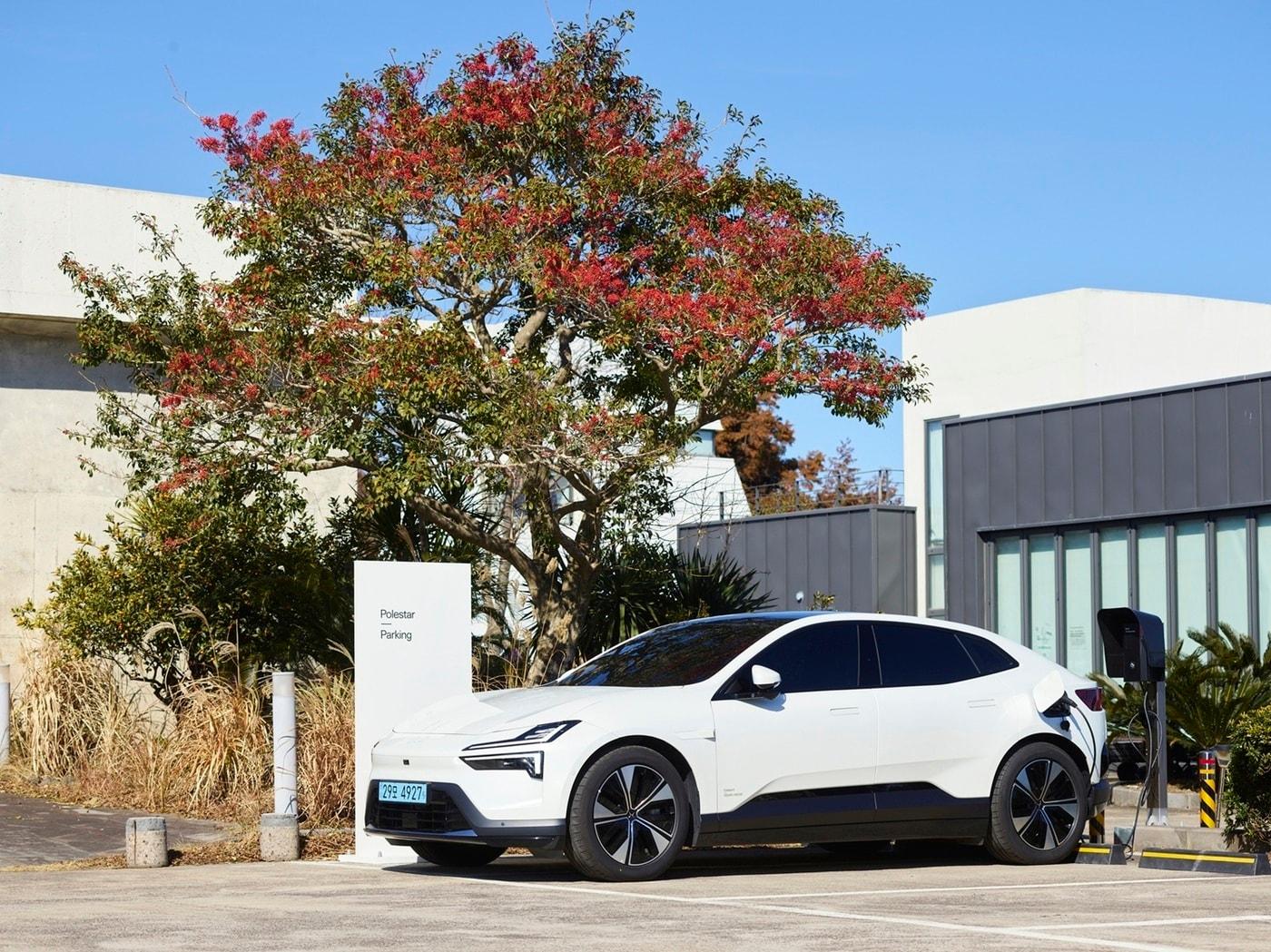 본문 이미지 - 폴스타 코리아가 제주에서 고객 체험 프로그램 '폴스타 스테이'를 운영한다고 13일 밝혔다. 사진은 프로그램에서 제공되는 숙박시설과 중형 전기 SUV '폴스타4'의 모습(자료사진. 폴스타 코리아 제공). 2026.02.13.