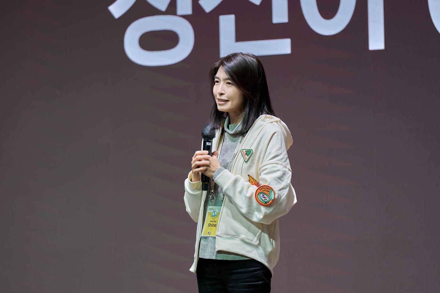 본문 이미지 - 정신아 카카오 대표가 12일 열린 ‘카카오 AI 루키 캠프’ 수료식에서 축사를 하고 있다. 2026.02.12. (카카오 제공)